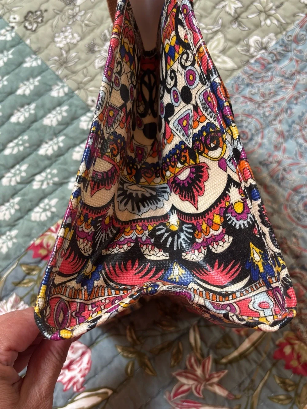 Sakroots insulated lunch bag featuring a vibrant boho artist print NWOT